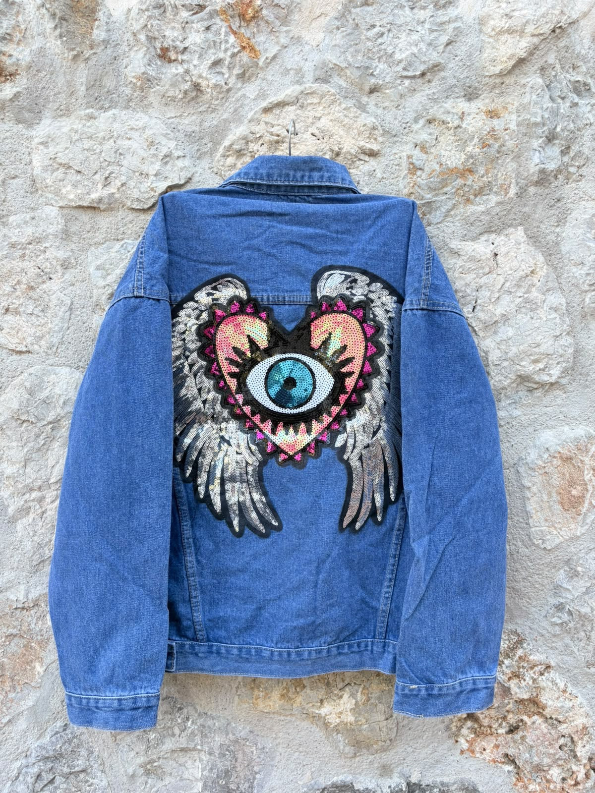 CHAQUETA AZUL CON ALAS Y CORAZÓN