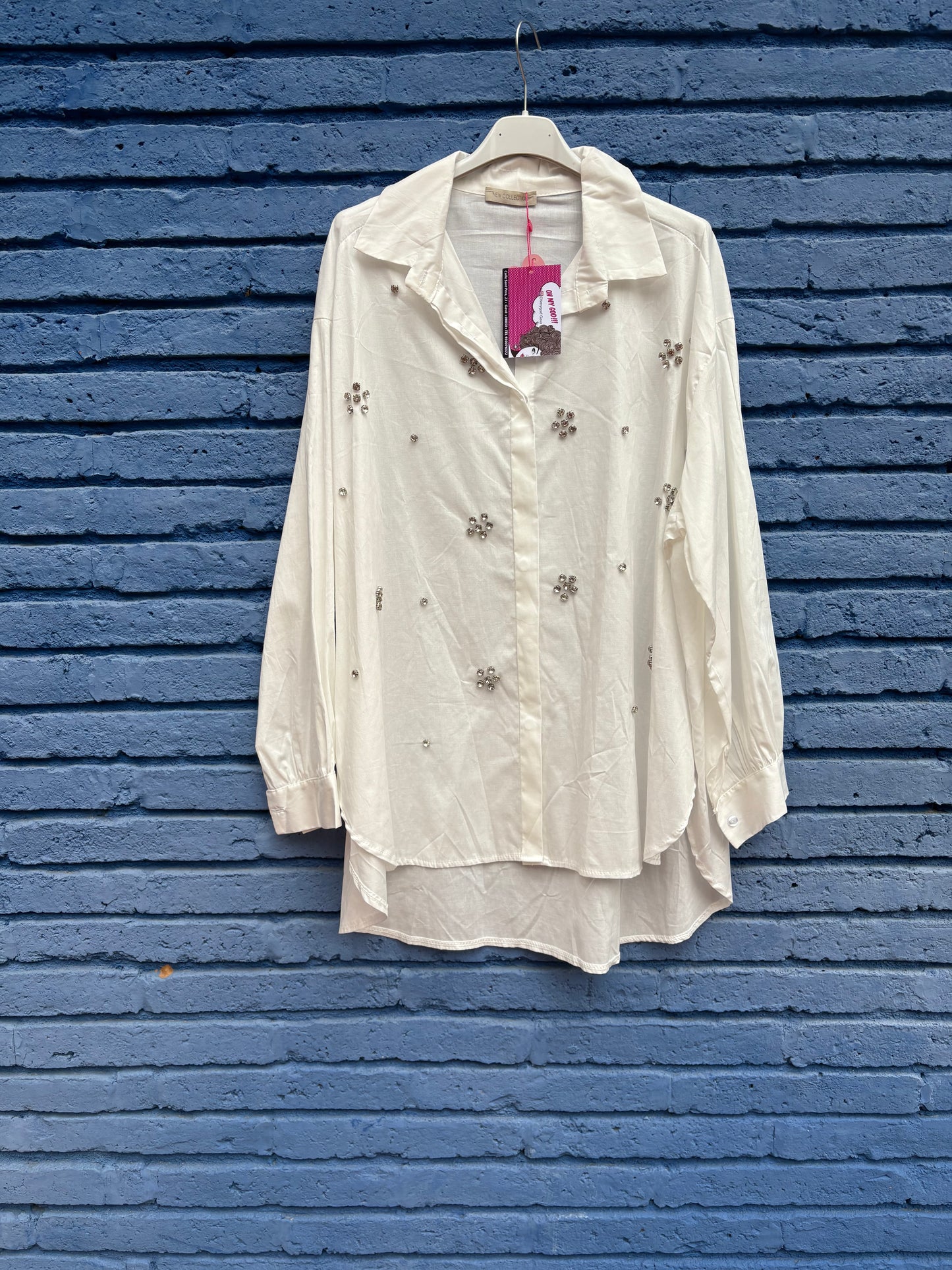 CAMISA CON ADORNOS DE BRILLANTITOS