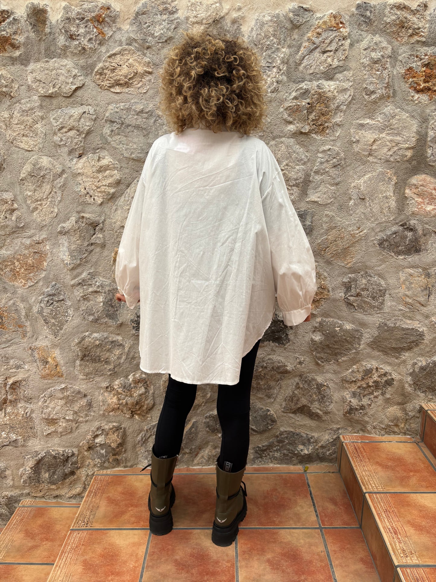 CAMISA CON ADORNOS DE BRILLANTITOS