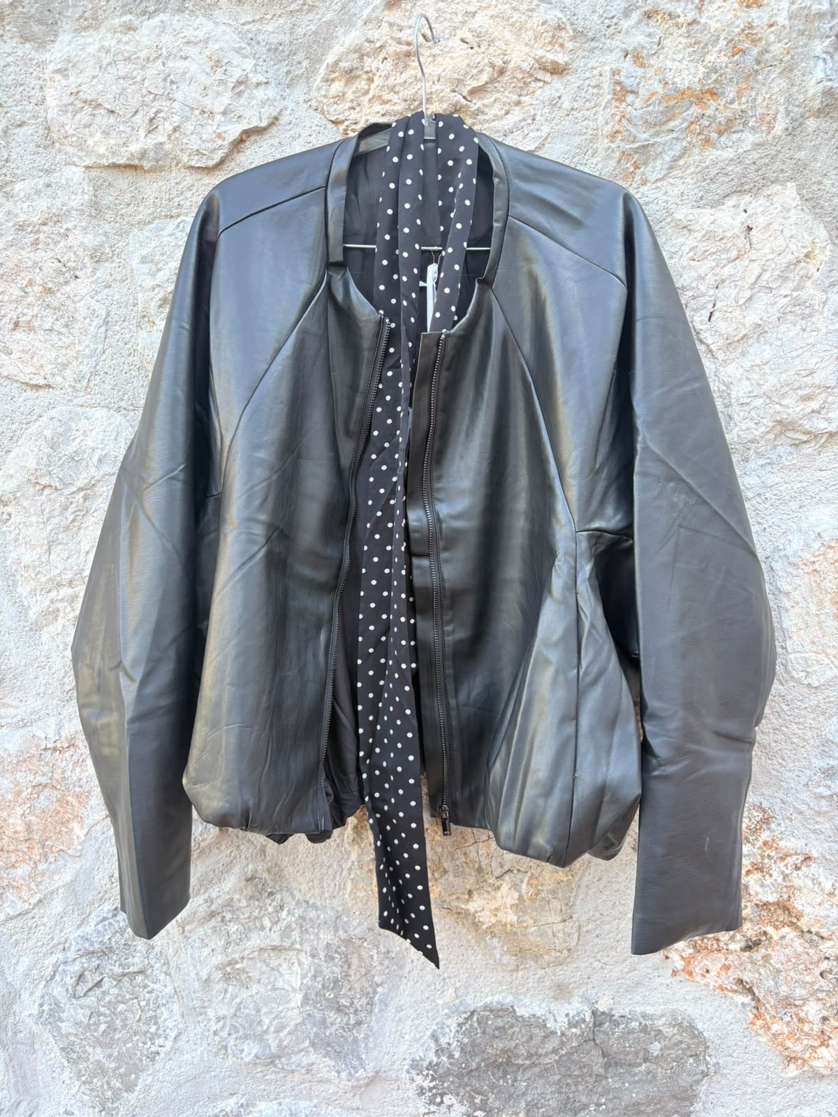 CHAQUETA NEGRA CON CREMALLERA