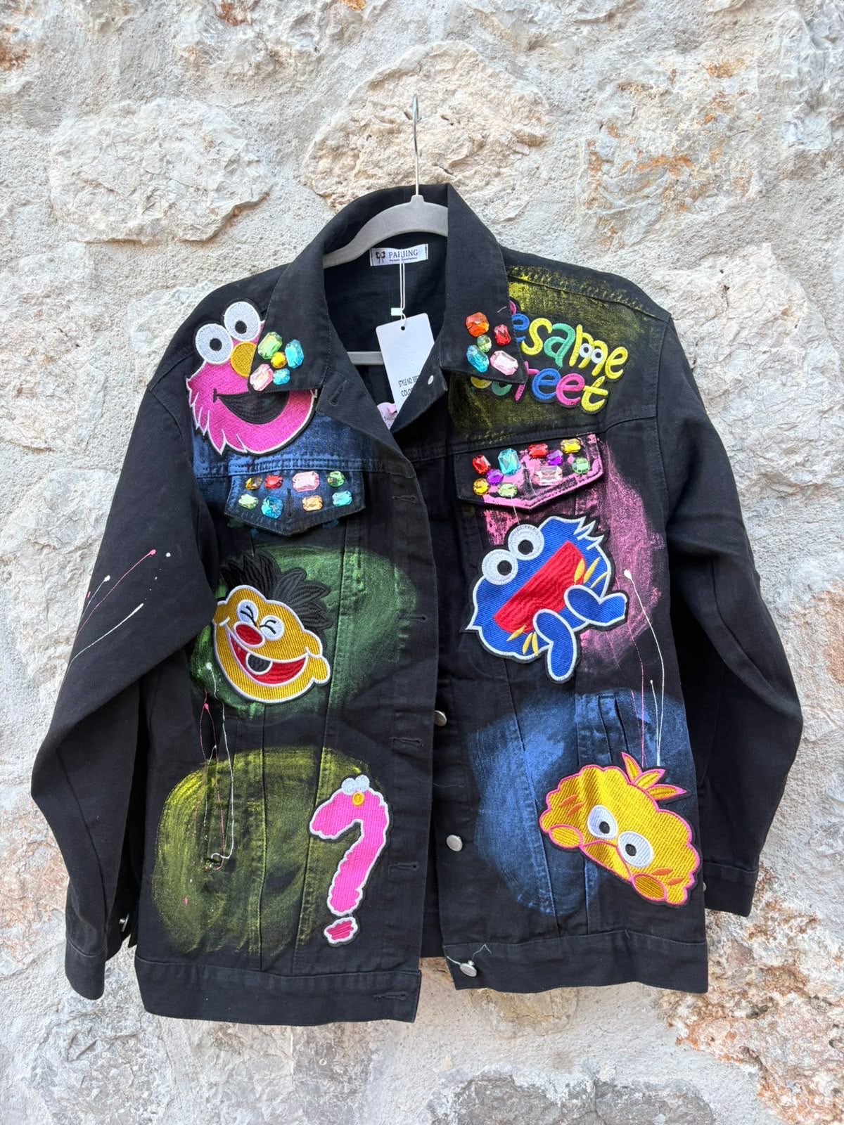 CHAQUETA NEGRA CON PERSONAJES