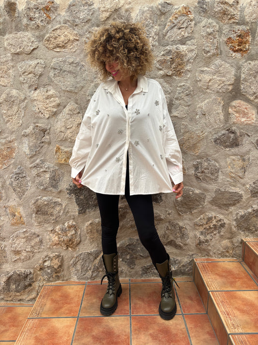 CAMISA CON ADORNOS DE BRILLANTITOS