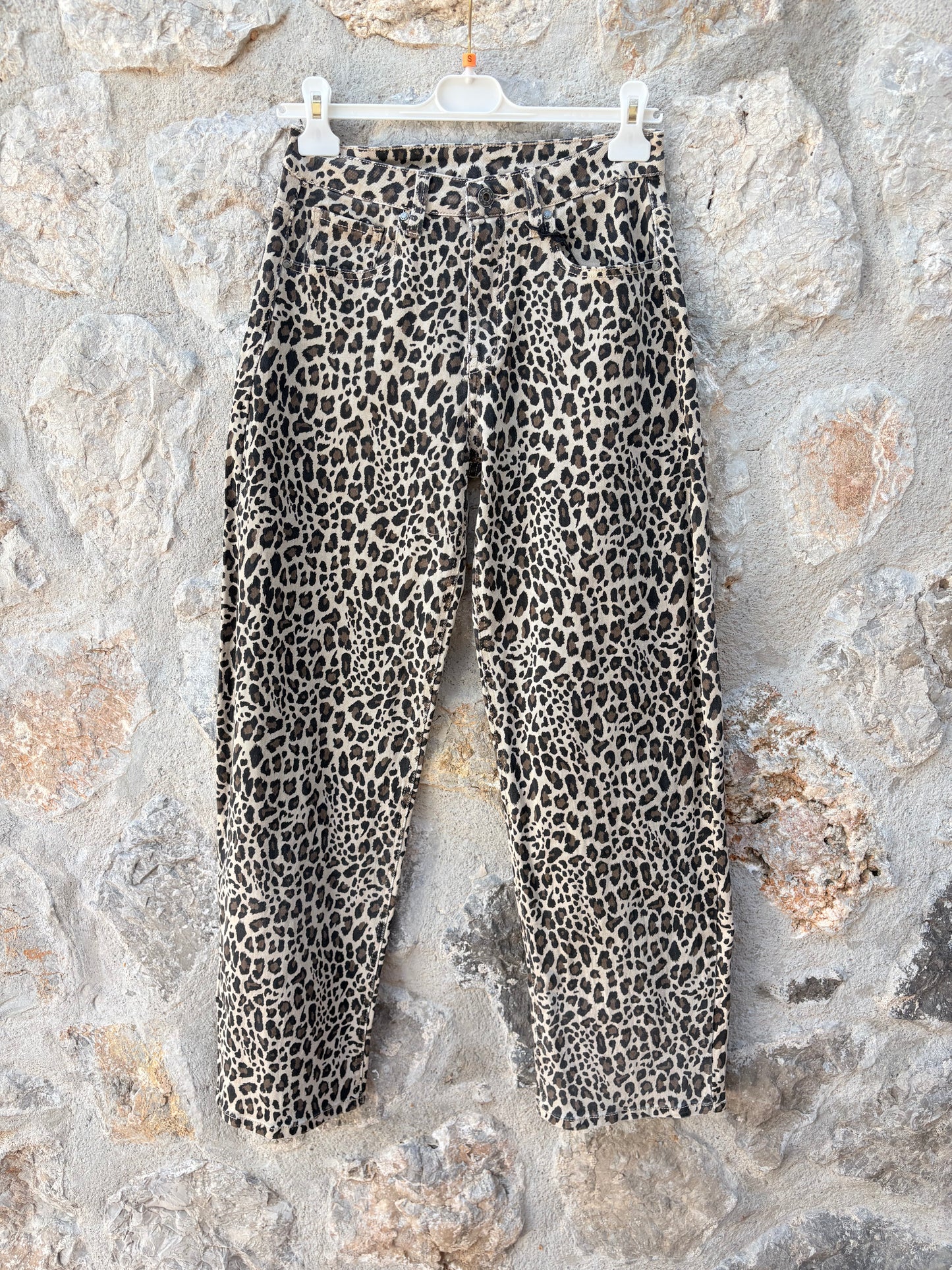 PANTALÓN CON ESTAMPADO DE LEOPARDO