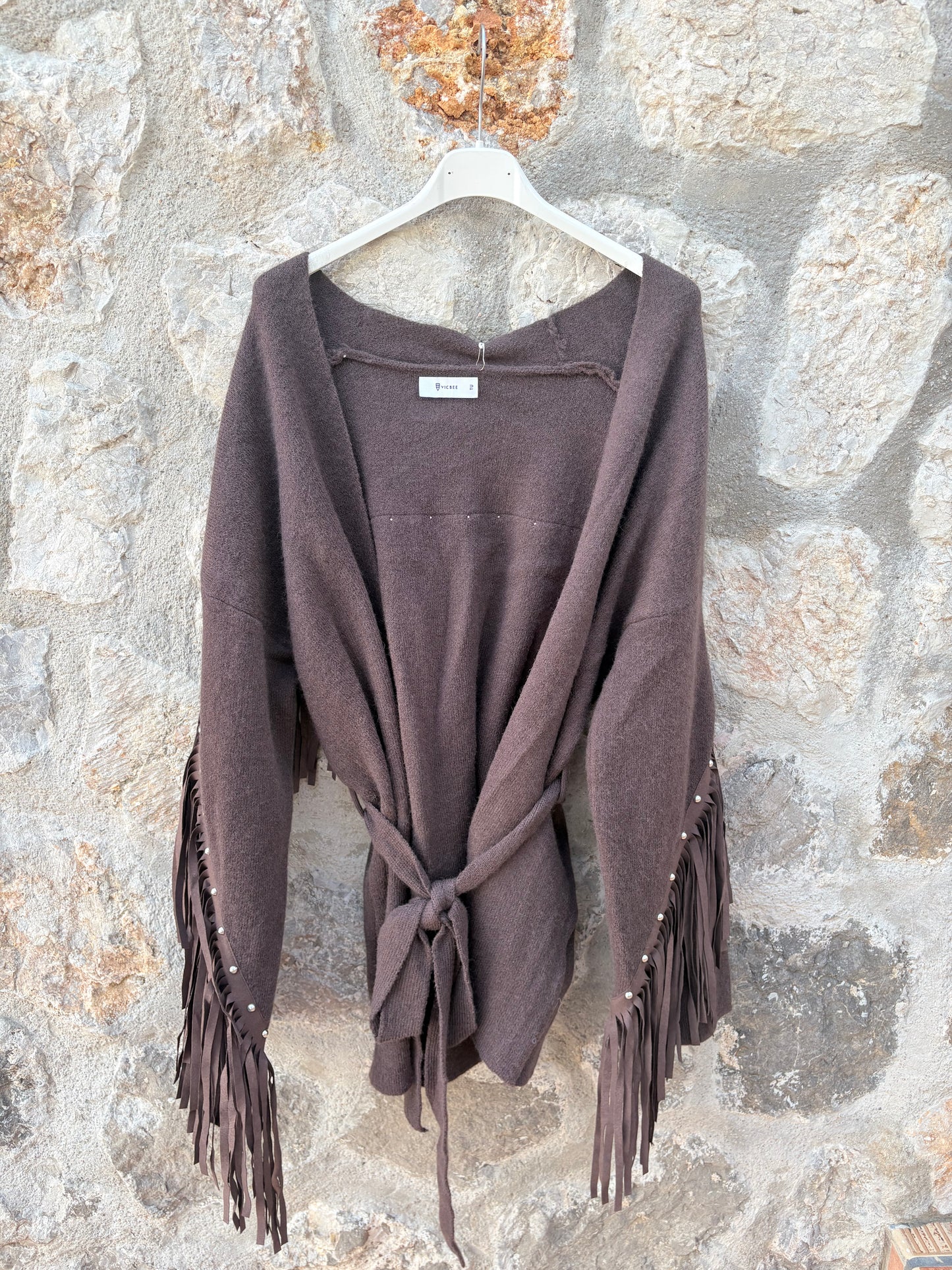 CHAQUETA DE PUNTO CON FLECOS Y CINTURÓN