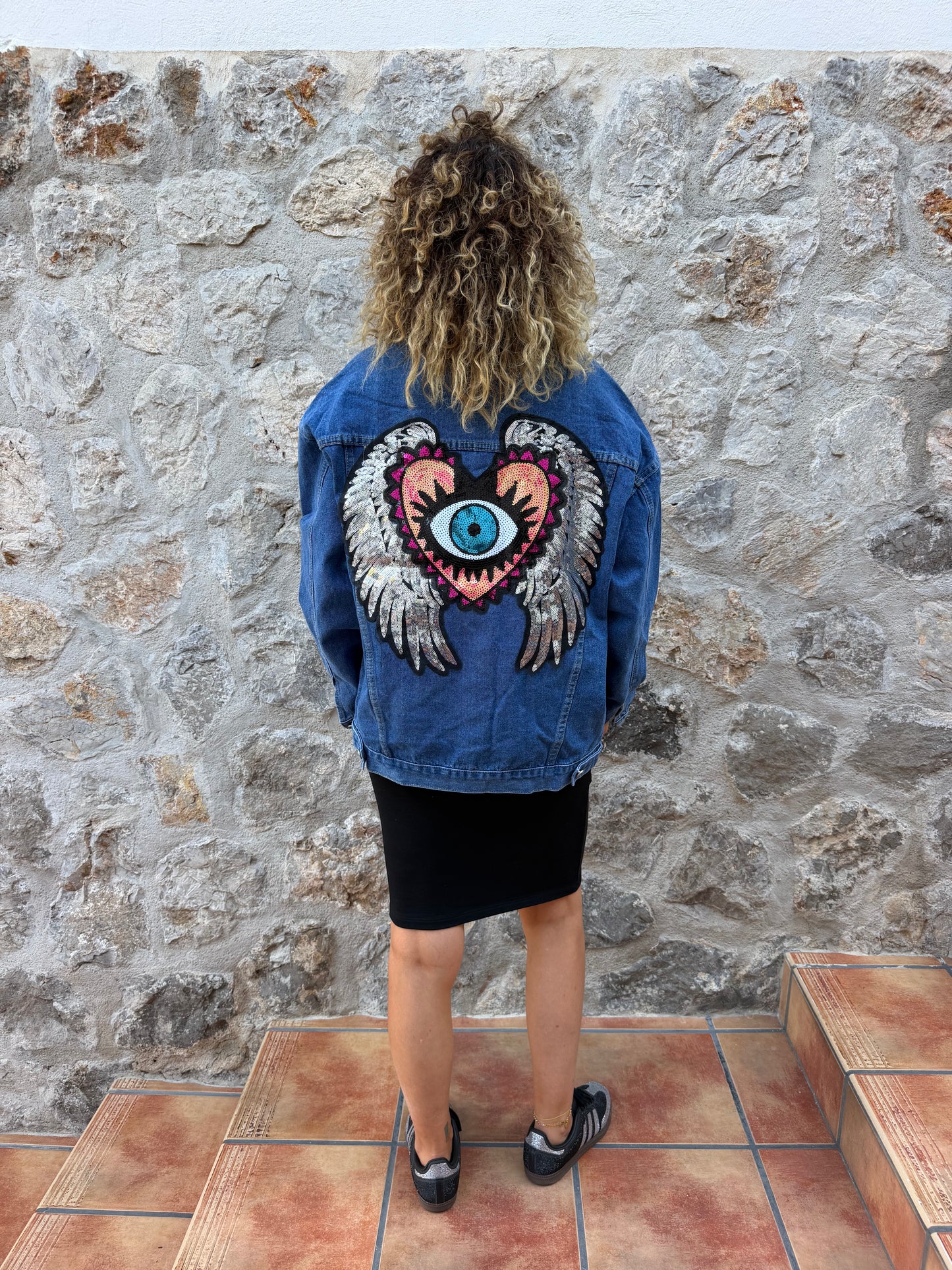 CHAQUETA AZUL CON ALAS Y CORAZÓN