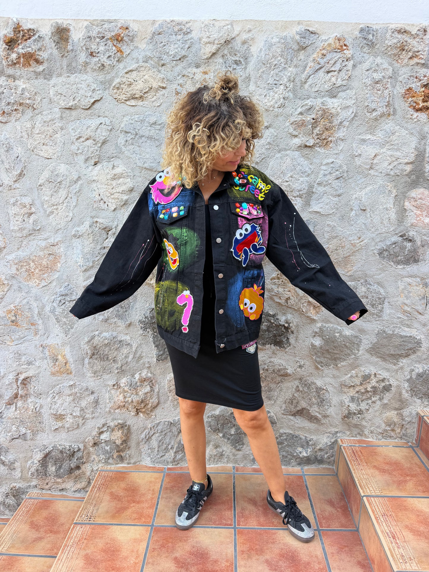 CHAQUETA NEGRA CON PERSONAJES