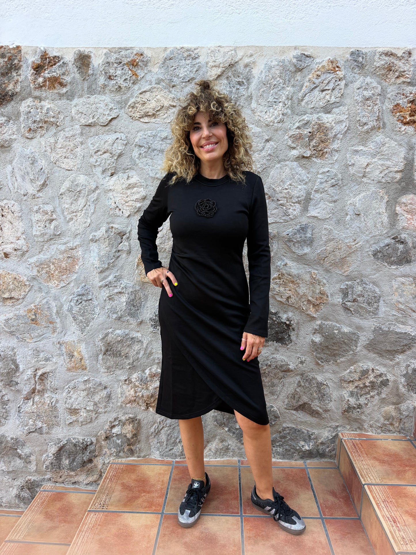 VESTIDO NEGRO CON FLOR