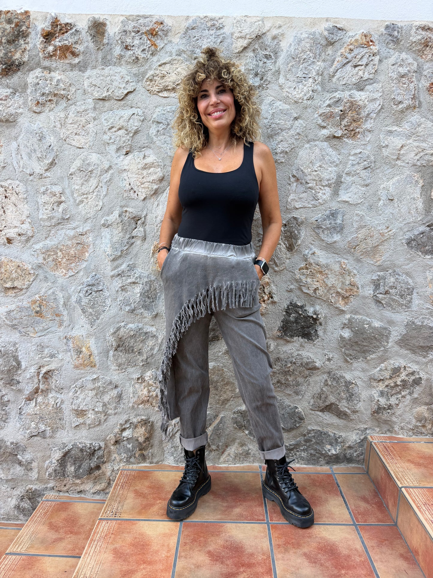 PANTALÓN GRIS CON FLECOS
