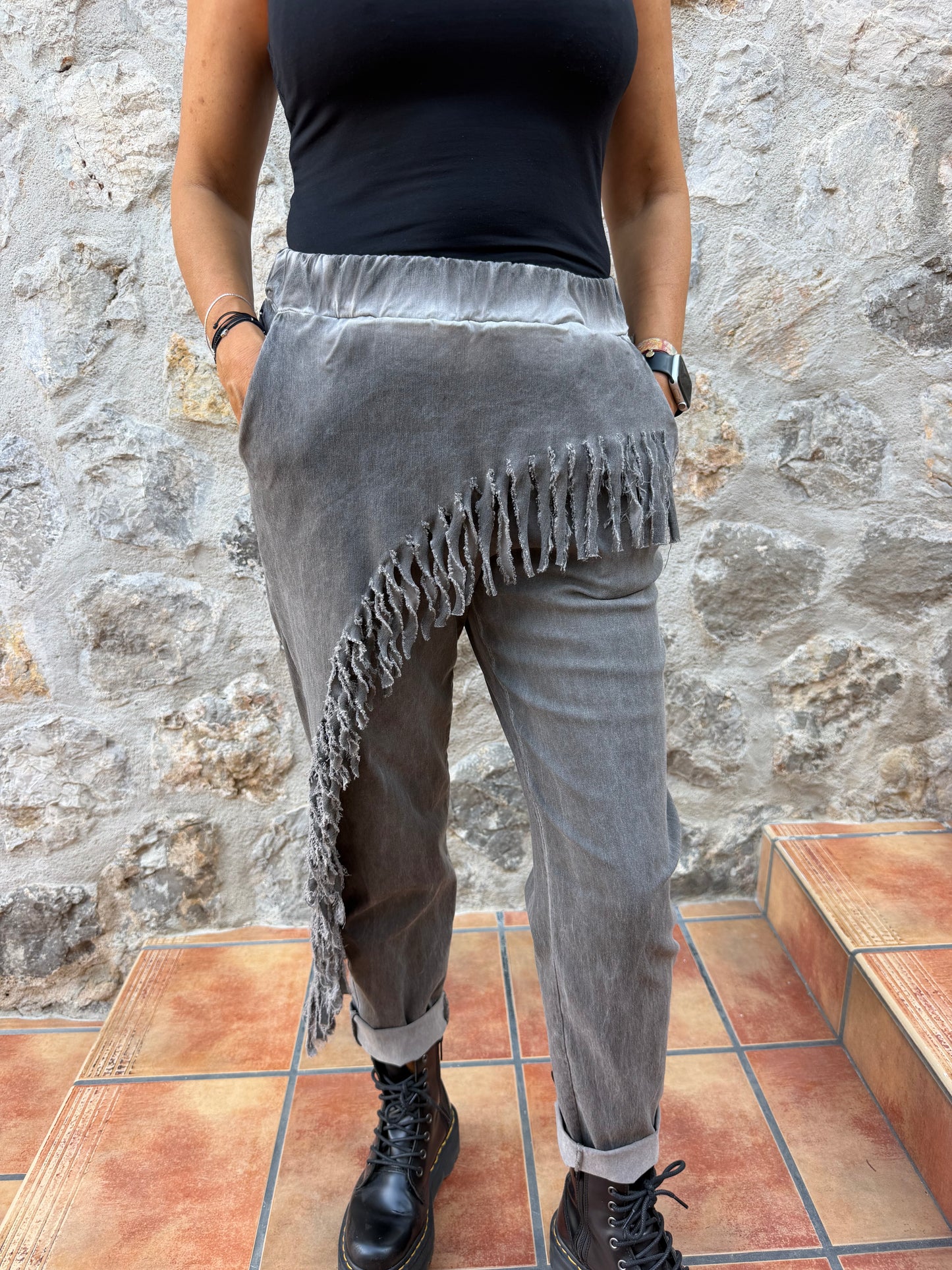 PANTALÓN GRIS CON FLECOS