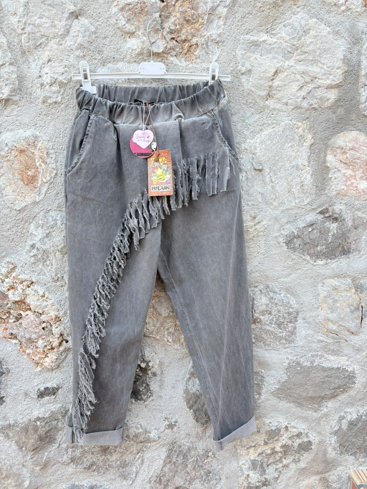 PANTALÓN GRIS CON FLECOS